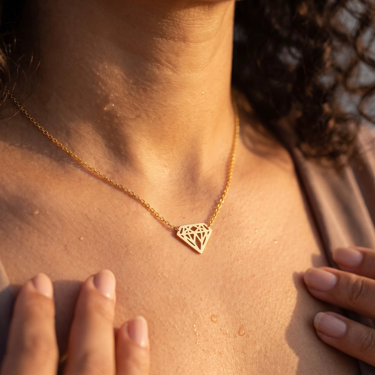 Diamond shape necklace — close-up of the details, gold | SKU: 12791388-gold