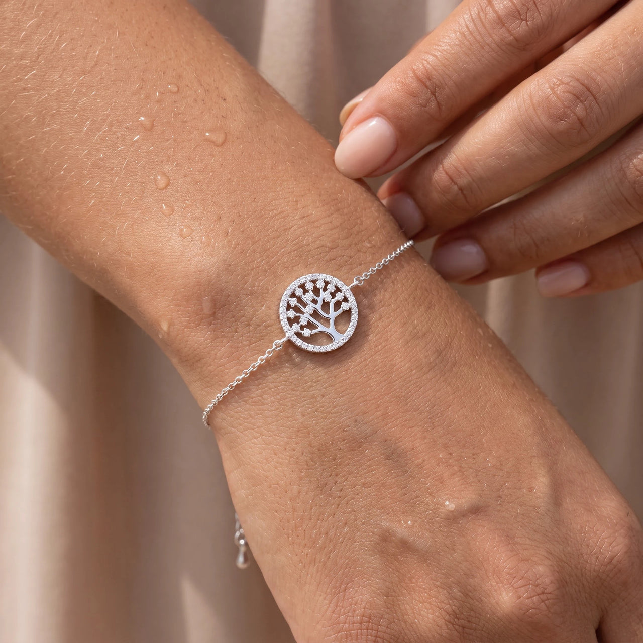 Tree of life bracelet — close-up of the details, silver | SKU: 18963309-white-gold